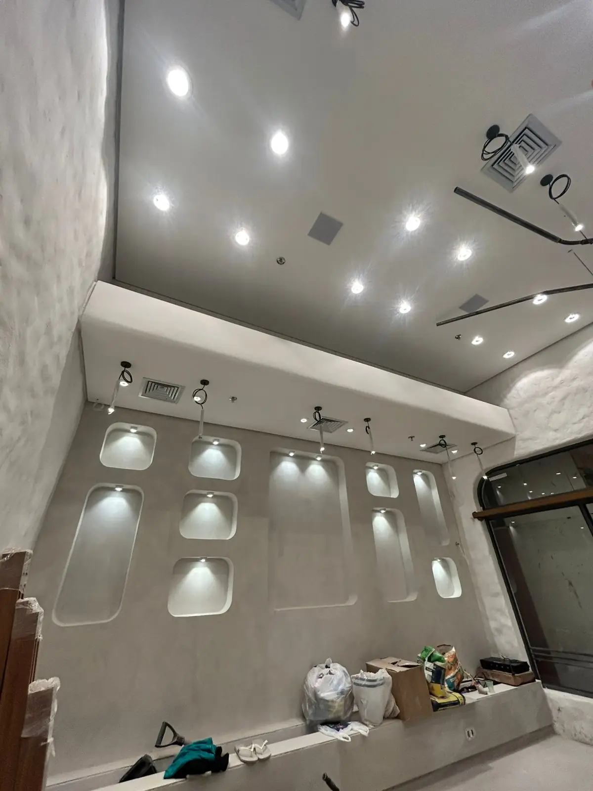 Restaurante Mila — nichos iluminados em drywall, SJC